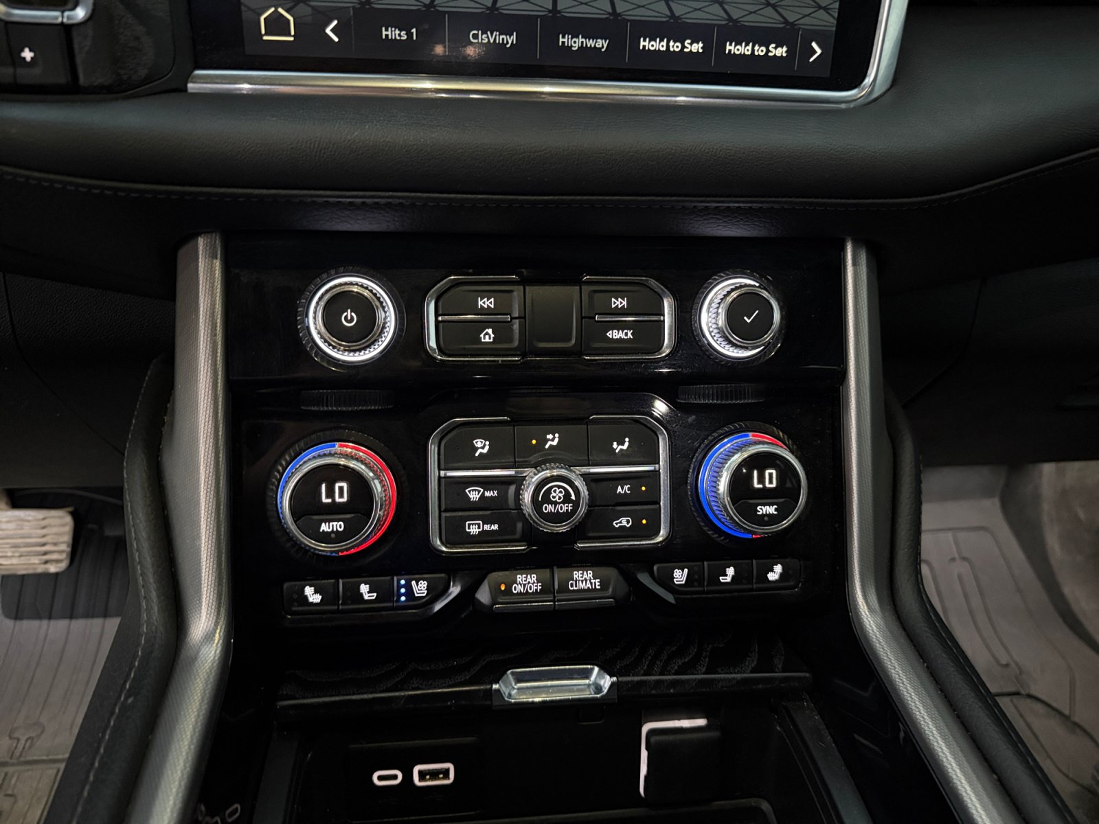 Used 2023 GMC Yukon XL Denali AWD/4WD image 24