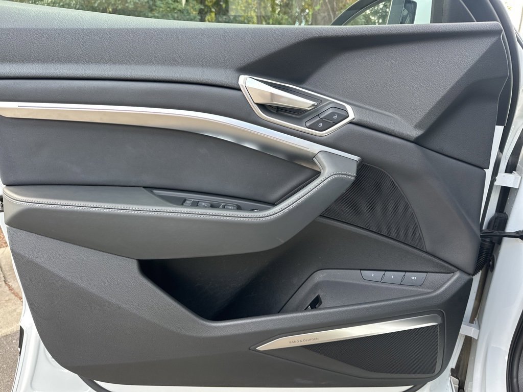 Used 2024 Audi Q8 e-tron Prestige image 22