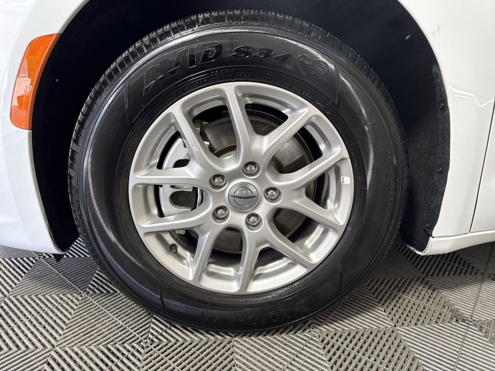 Used 2025 Chrysler Pacifica Select image 12