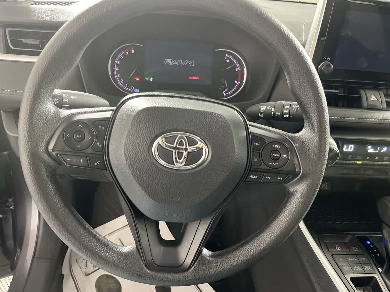 Used 2024 Toyota RAV4 XLE AWD/4WD image 16