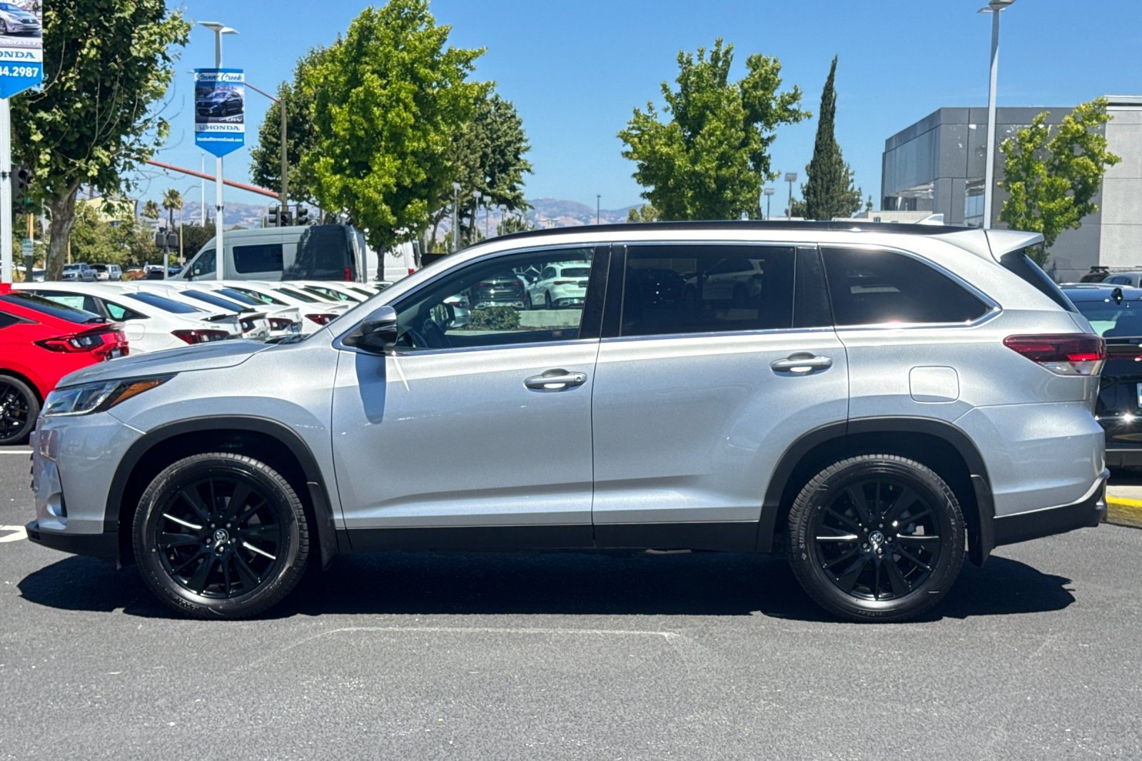 Used 2019 Toyota Highlander SE AWD/4WD image 2