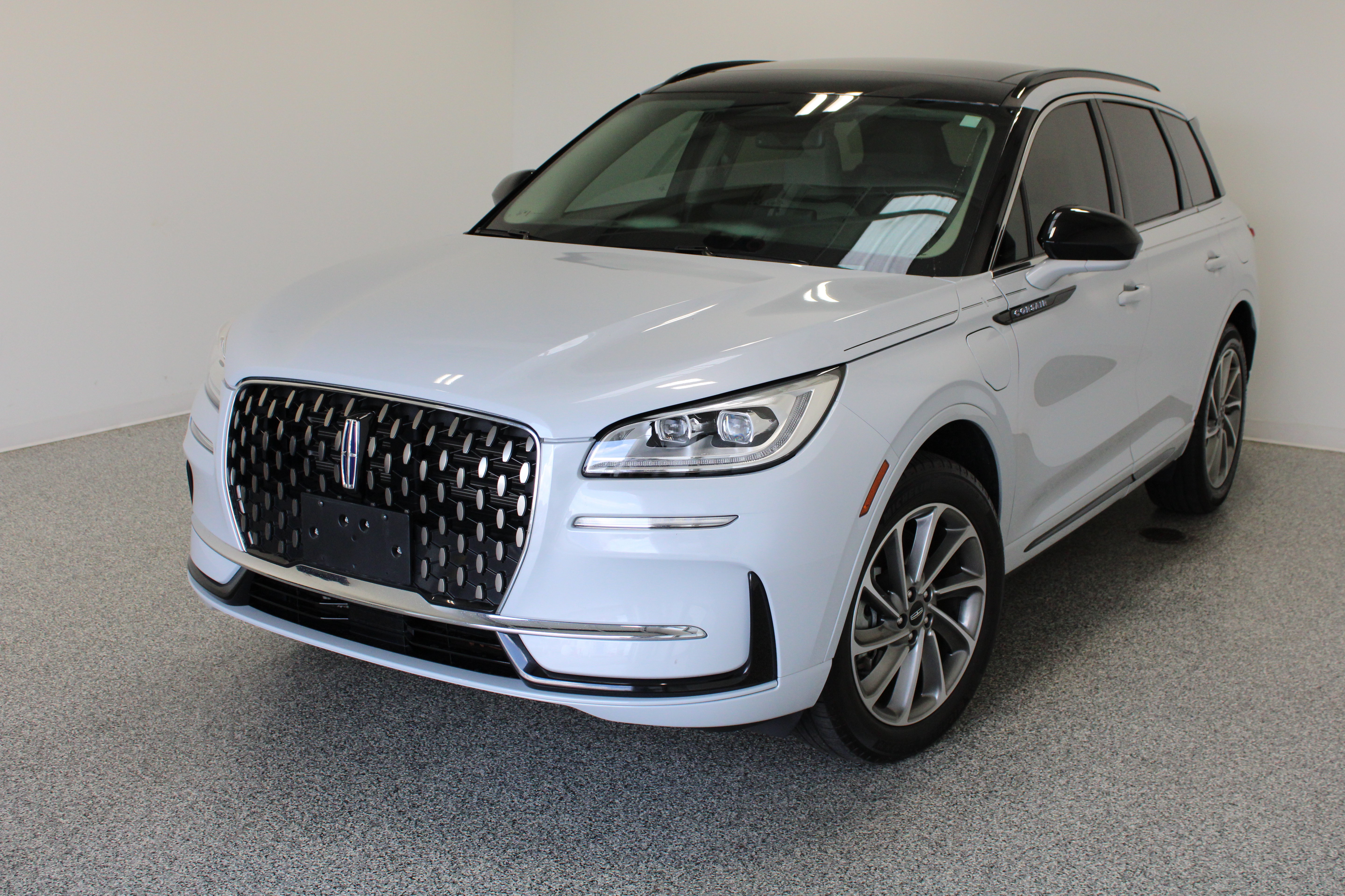 Used 2025 Lincoln Corsair Grand Touring AWD/4WD image 2