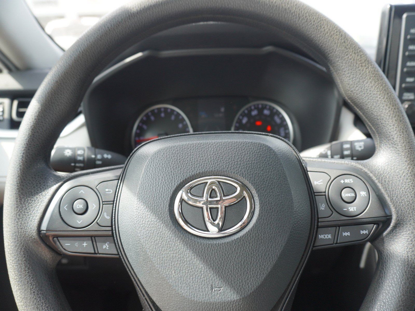 Used 2020 Toyota RAV4 XLE w/ All Weather Liner Package FWD image 22