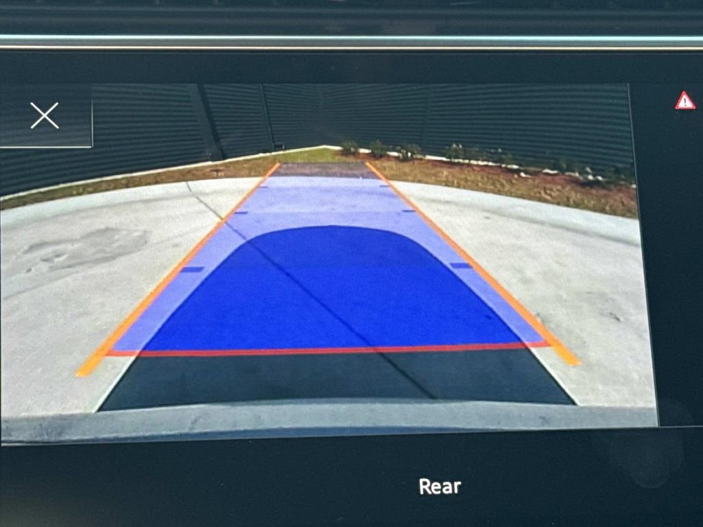 Used 2023 Audi Q8 Premium image 28