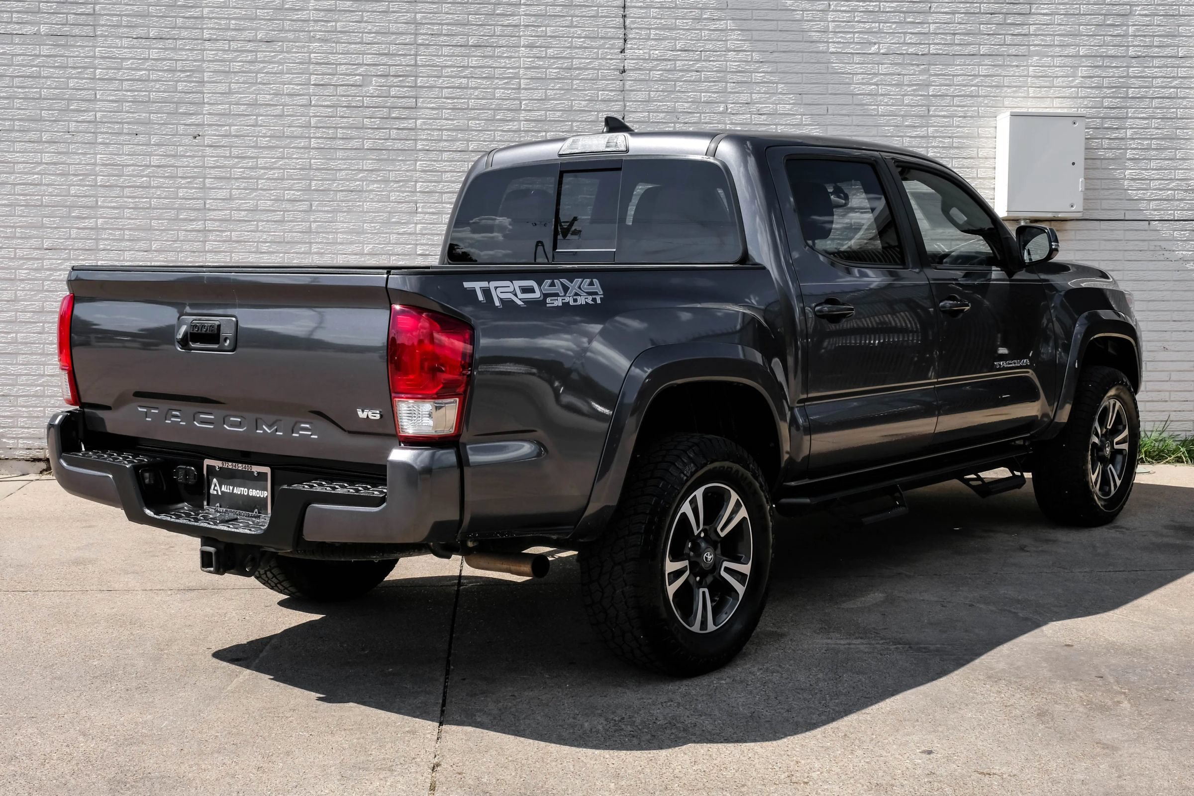 Used 2017 Toyota Tacoma TRD Sport w/ Tow Package (A/T) AWD/4WD image 7