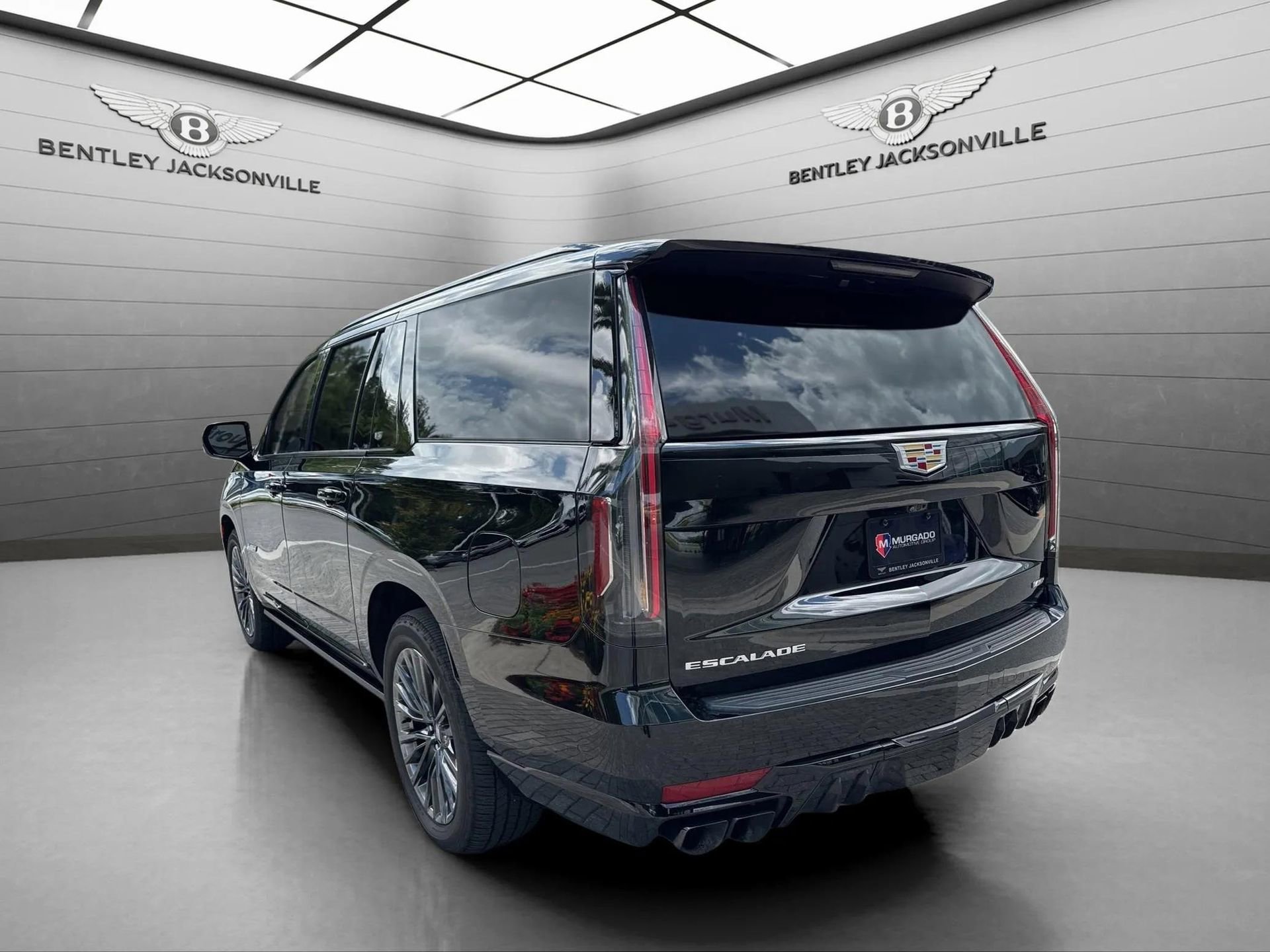 Used 2023 Cadillac Escalade ESV V AWD/4WD image 3