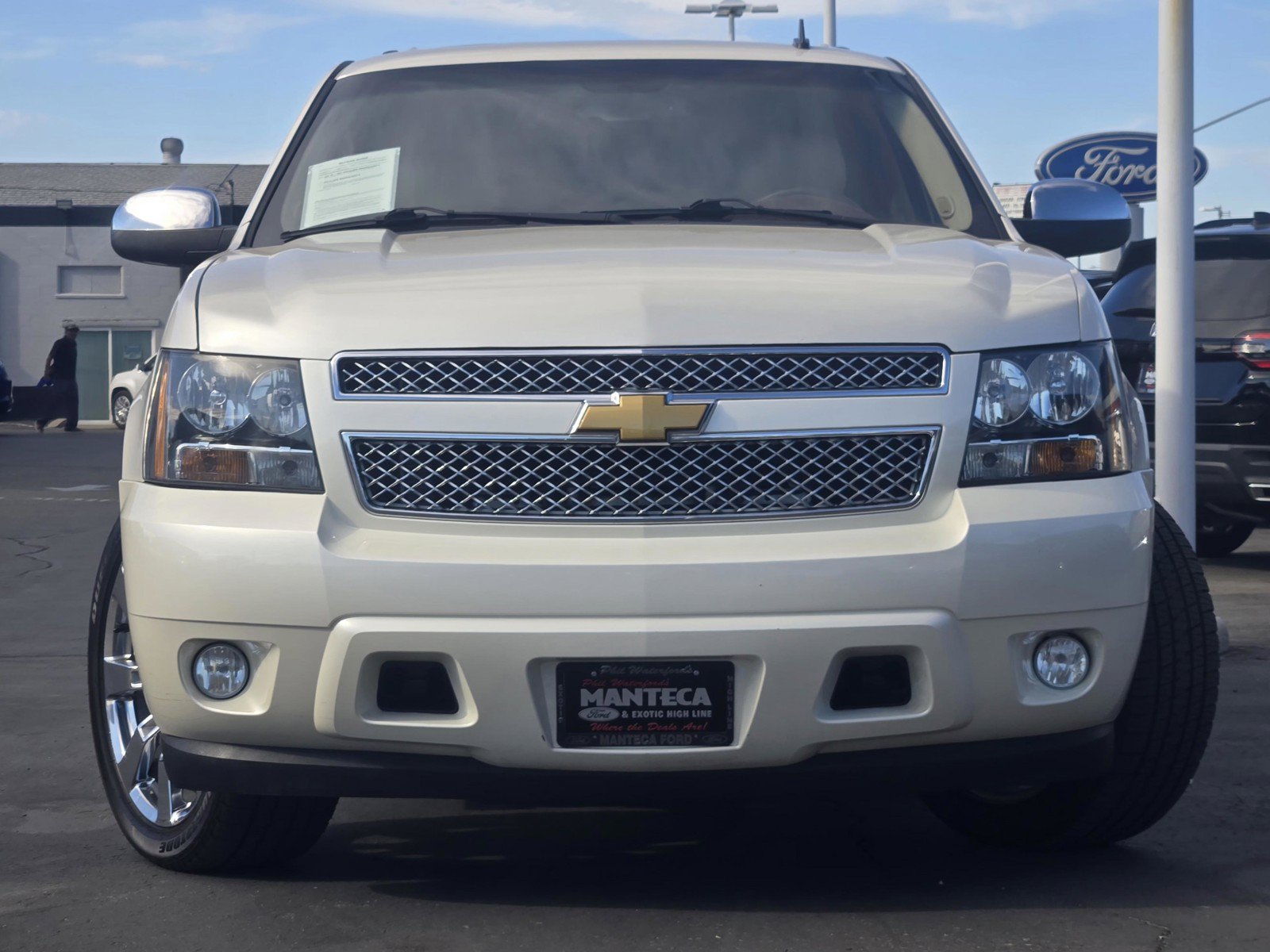 Used 2013 Chevrolet Suburban LTZ RWD image 2
