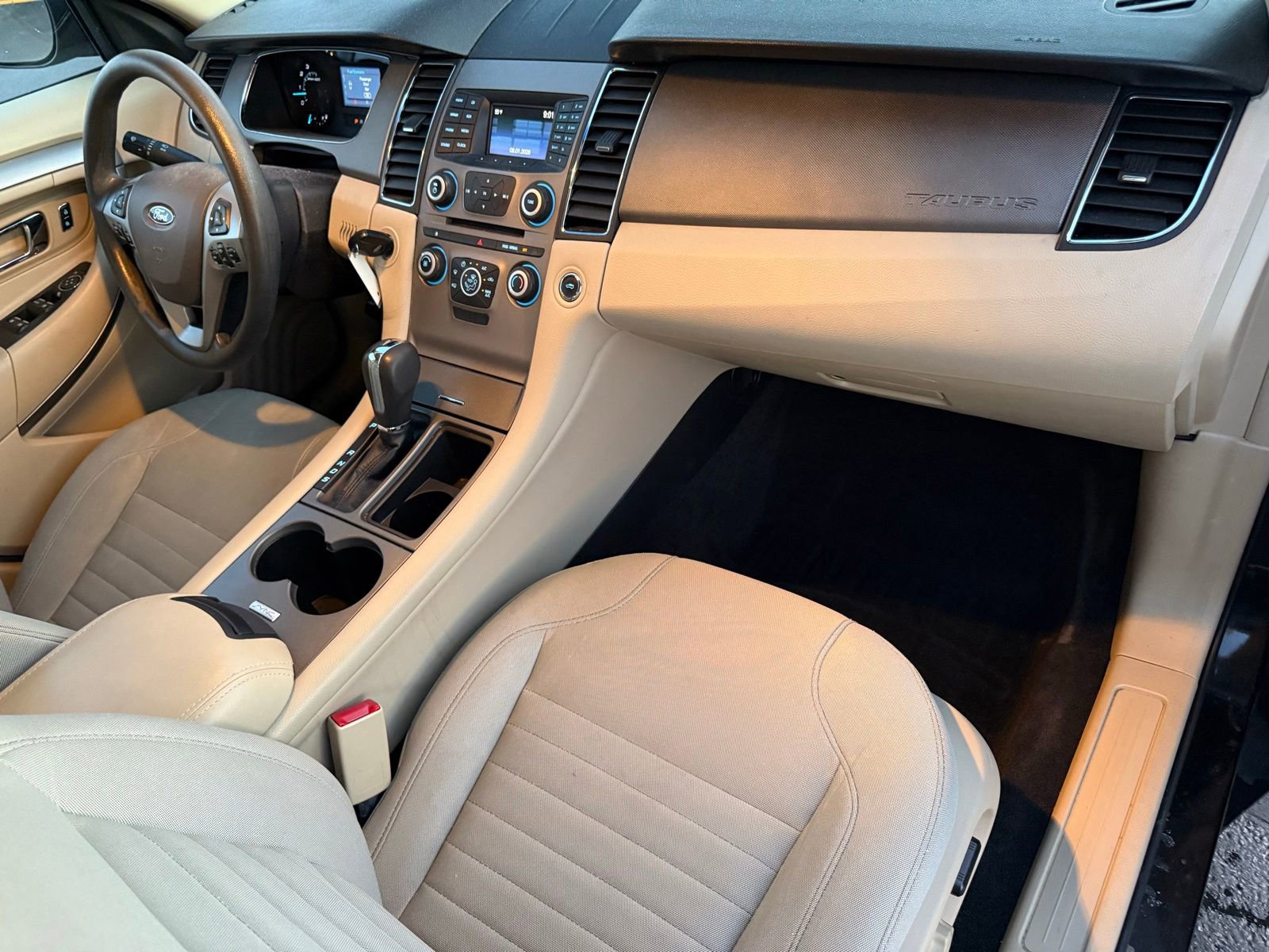 Used 2015 Ford Taurus SE FWD image 16