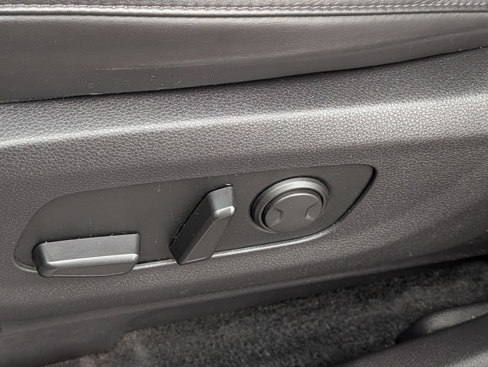 Used 2023 Kia Carnival LX FWD image 17