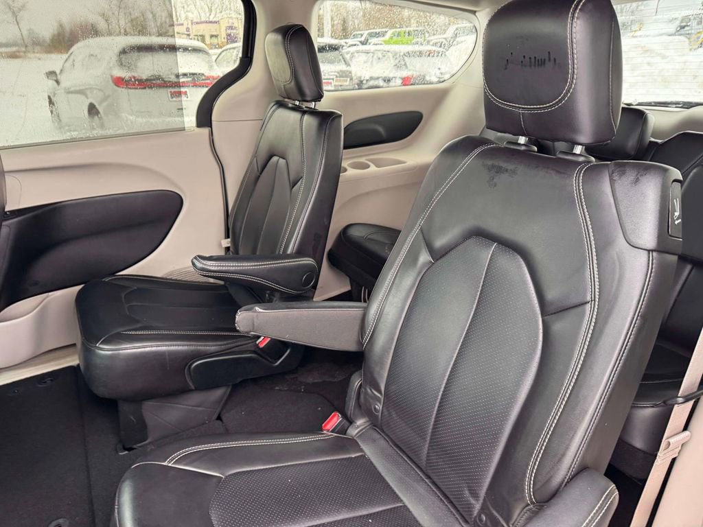Used 2023 Chrysler Pacifica Touring-L image 10