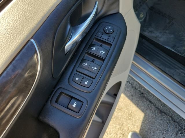 Used 2016 Chrysler Town & Country Touring FWD image 21