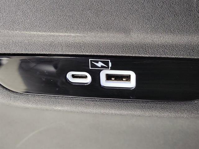 Used 2023 Chrysler Pacifica Touring-L image 15