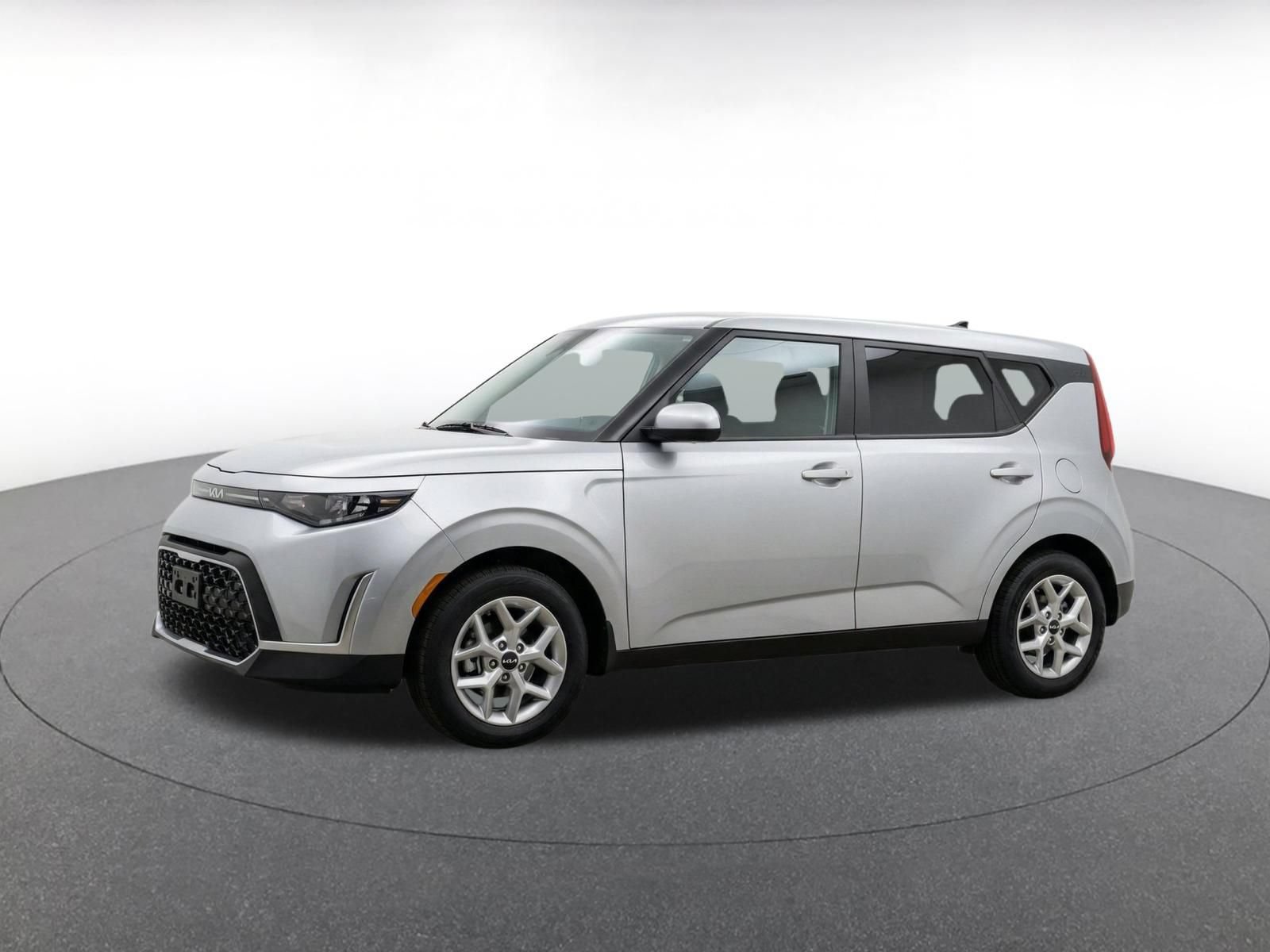 Used 2025 Kia Soul LX w/ LX Technology Package FWD image 3