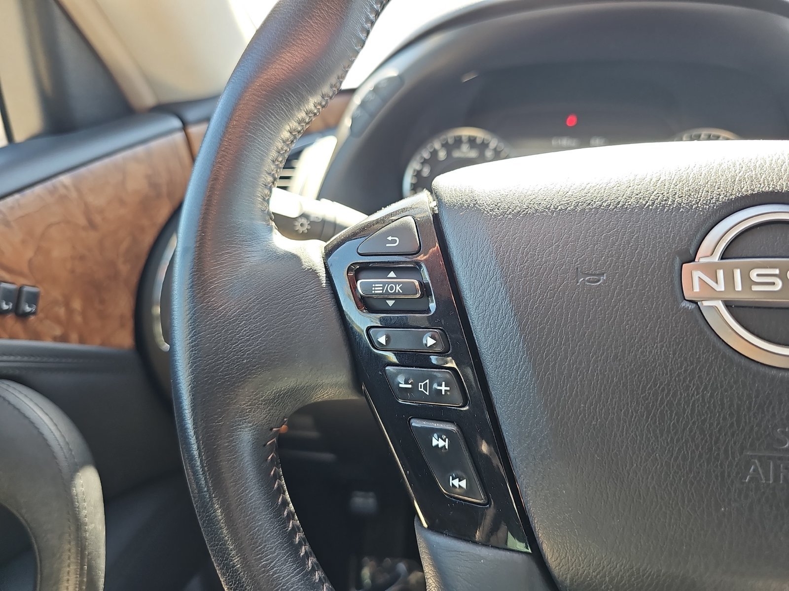 Used 2021 Nissan Armada SL w/ Captain's Chairs Package AWD/4WD image 17
