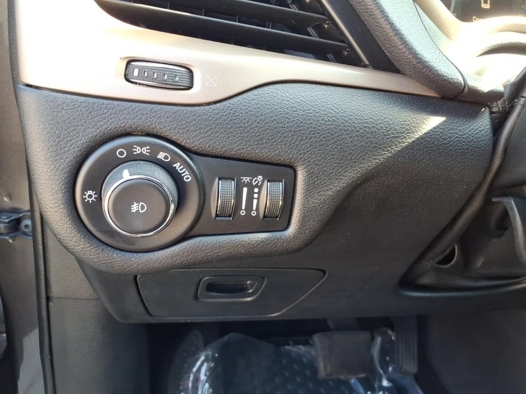 Used 2017 Jeep Cherokee Latitude w/ Cold Weather Group AWD/4WD image 18