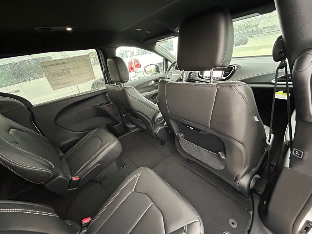 New 2026 Chrysler Pacifica Select image 30