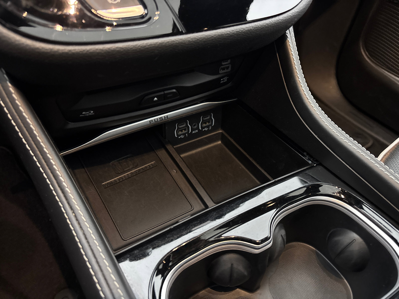 Used 2023 Chrysler Pacifica Limited w/ Uconnect Theater Family Group image 23