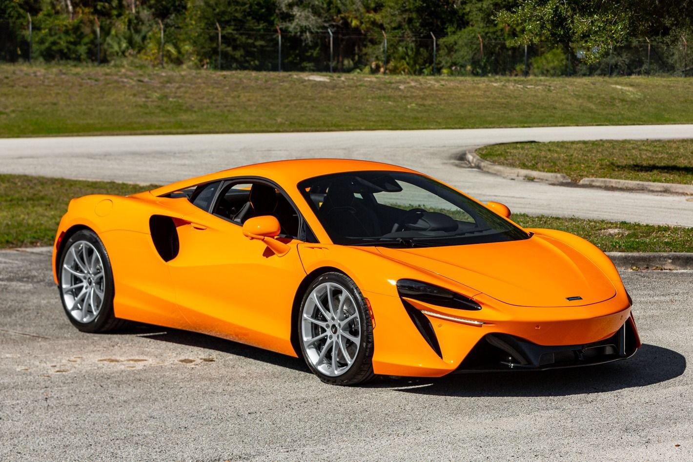 Used 2024 McLaren Artura RWD image 19