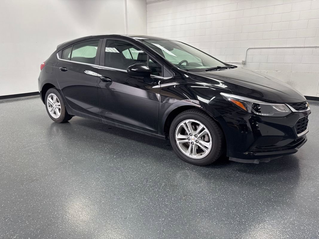 Used 2018 Chevrolet Cruze LT w/ Convenience Package FWD image 2