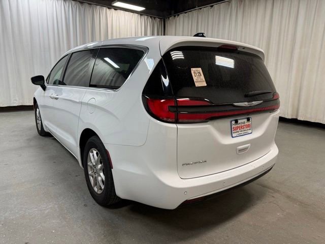 Used 2025 Chrysler Pacifica Select FWD image 8