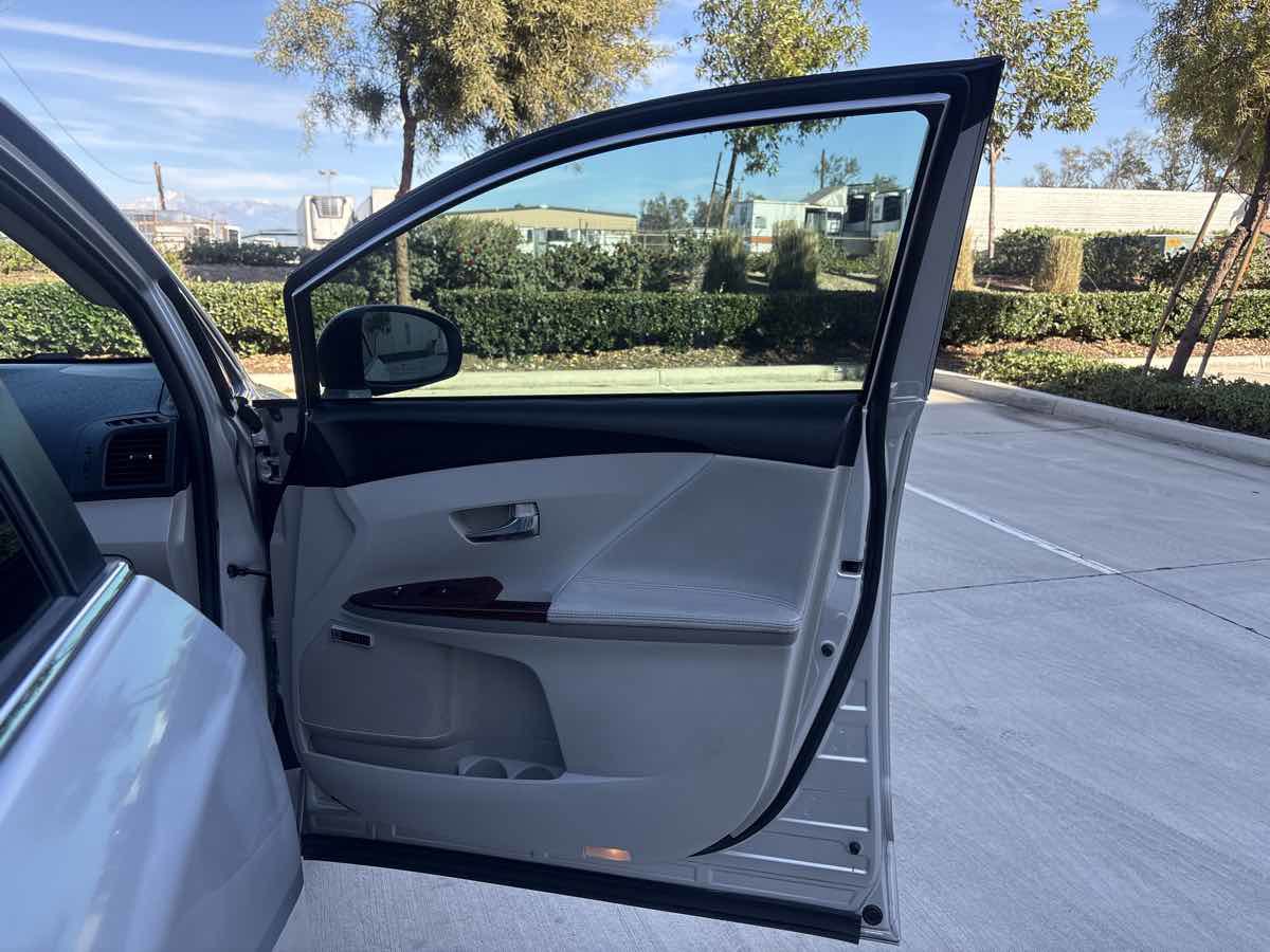 Used 2011 Toyota Venza w/ Leather Pkg image 16