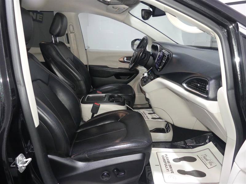 Used 2018 Chrysler Pacifica Touring-L Plus FWD image 22