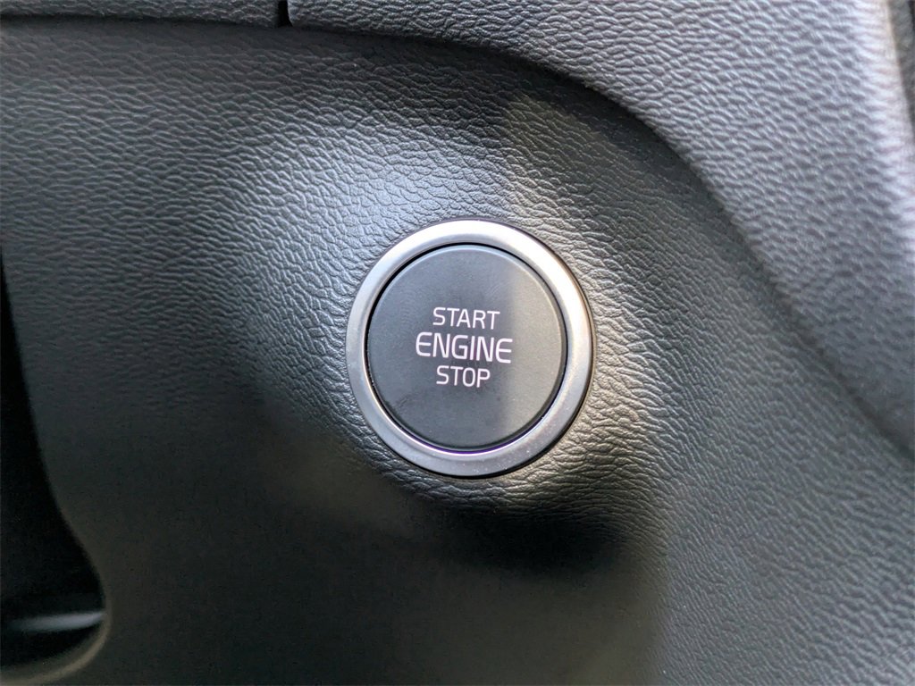 Used 2026 Volvo XC40 B4 Core image 40