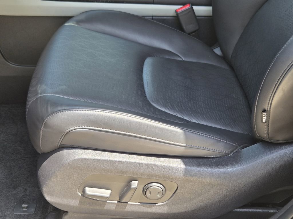 Used 2024 Kia Carnival EX FWD image 26