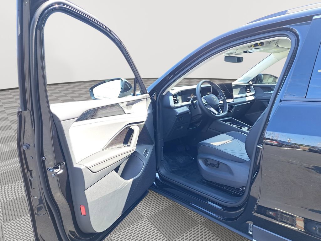 New 2025 Volkswagen Tiguan SE FWD image 11