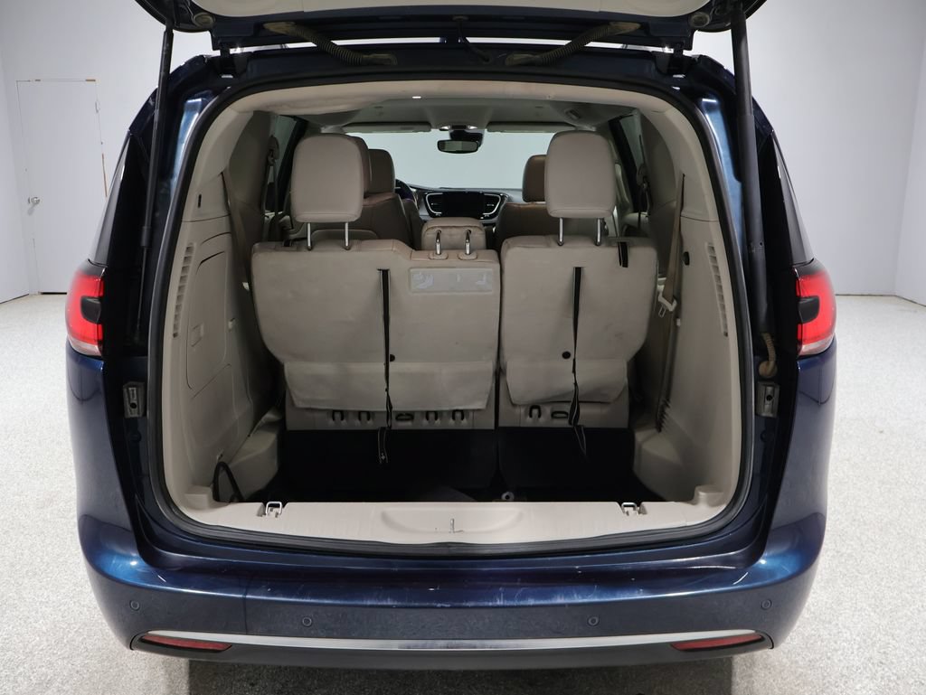 Used 2021 Chrysler Pacifica Touring-L FWD image 24