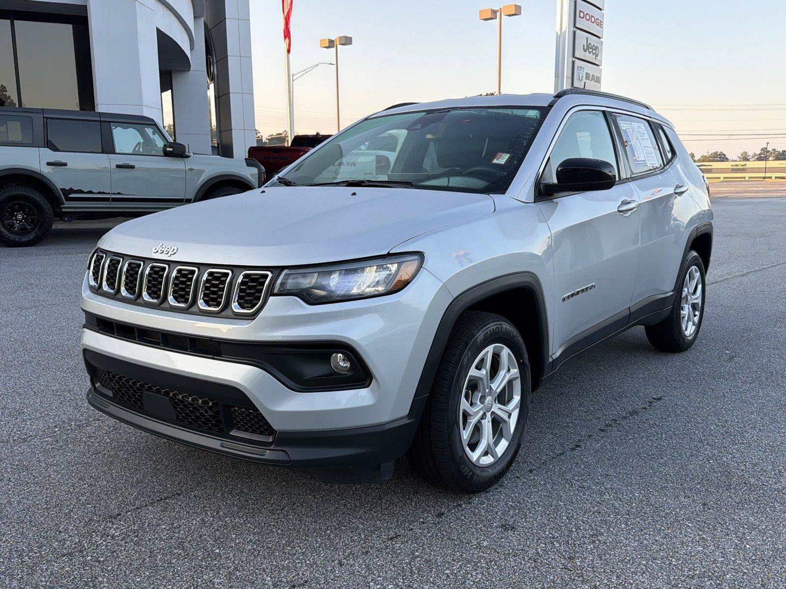 Used 2024 Jeep Compass Latitude AWD/4WD image 2