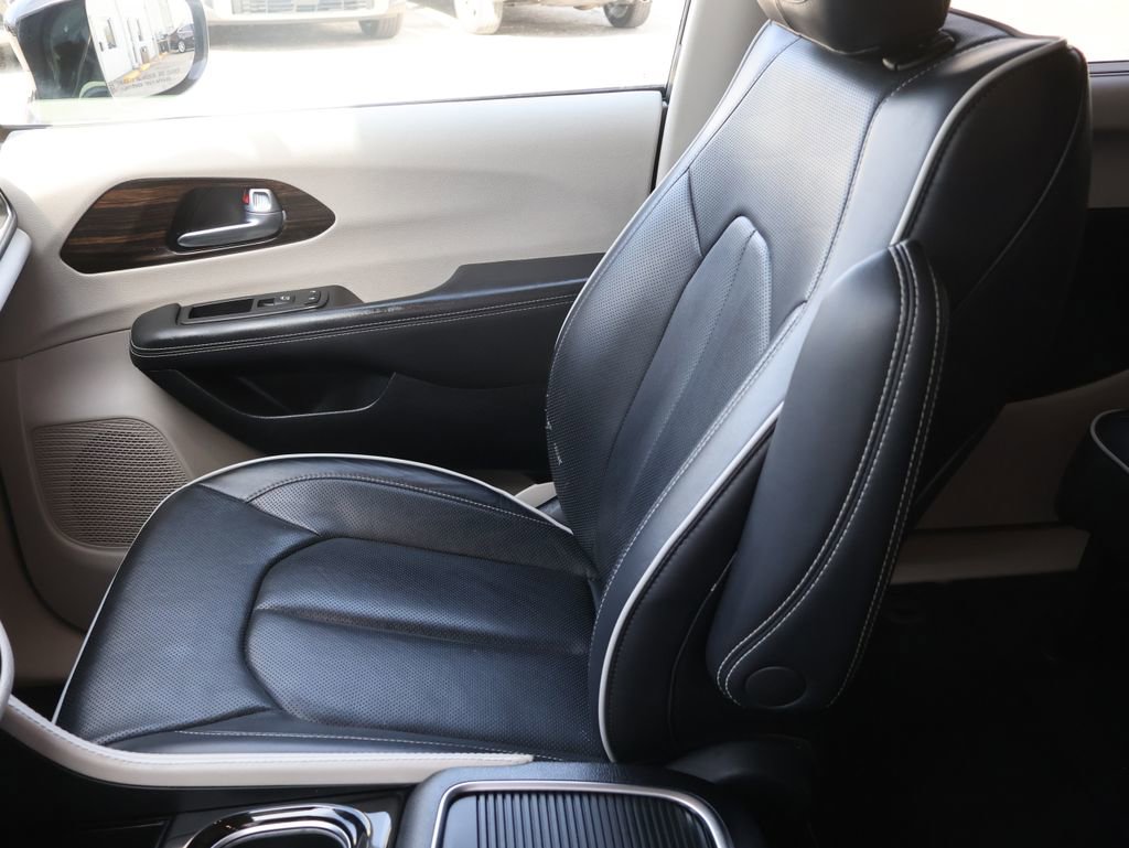 Used 2024 Chrysler Pacifica Limited image 23