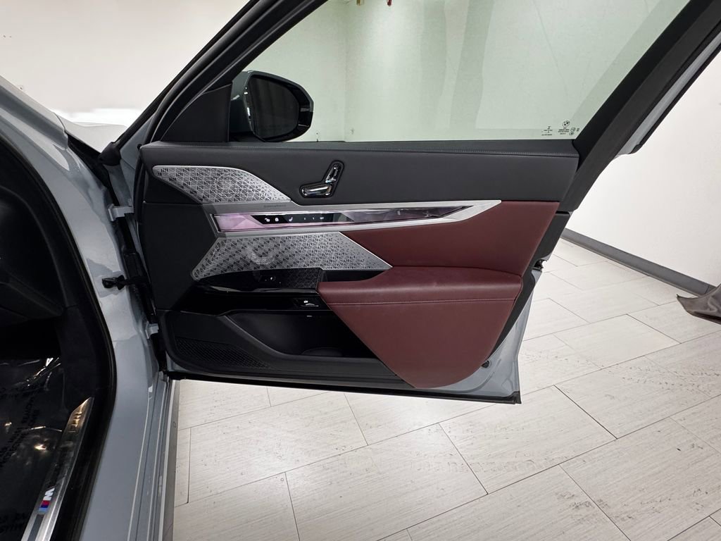 Used 2023 BMW 760i xDrive w/ Executive Package image 14