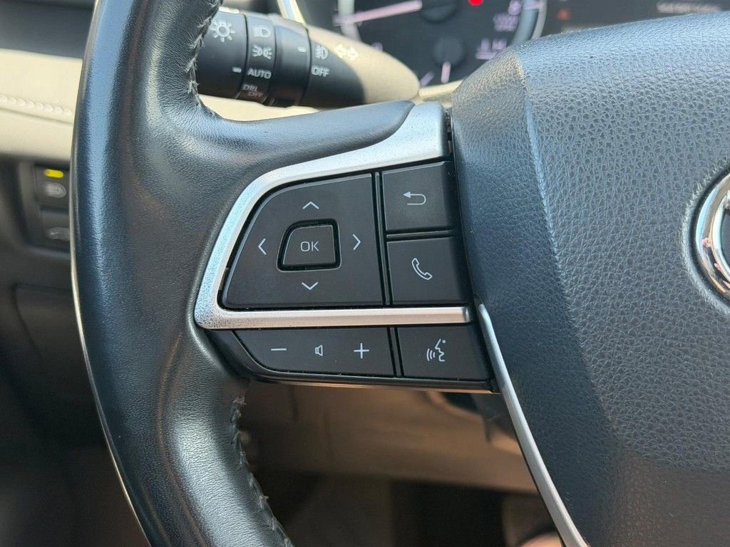 Used 2023 Toyota Highlander XLE AWD/4WD image 21