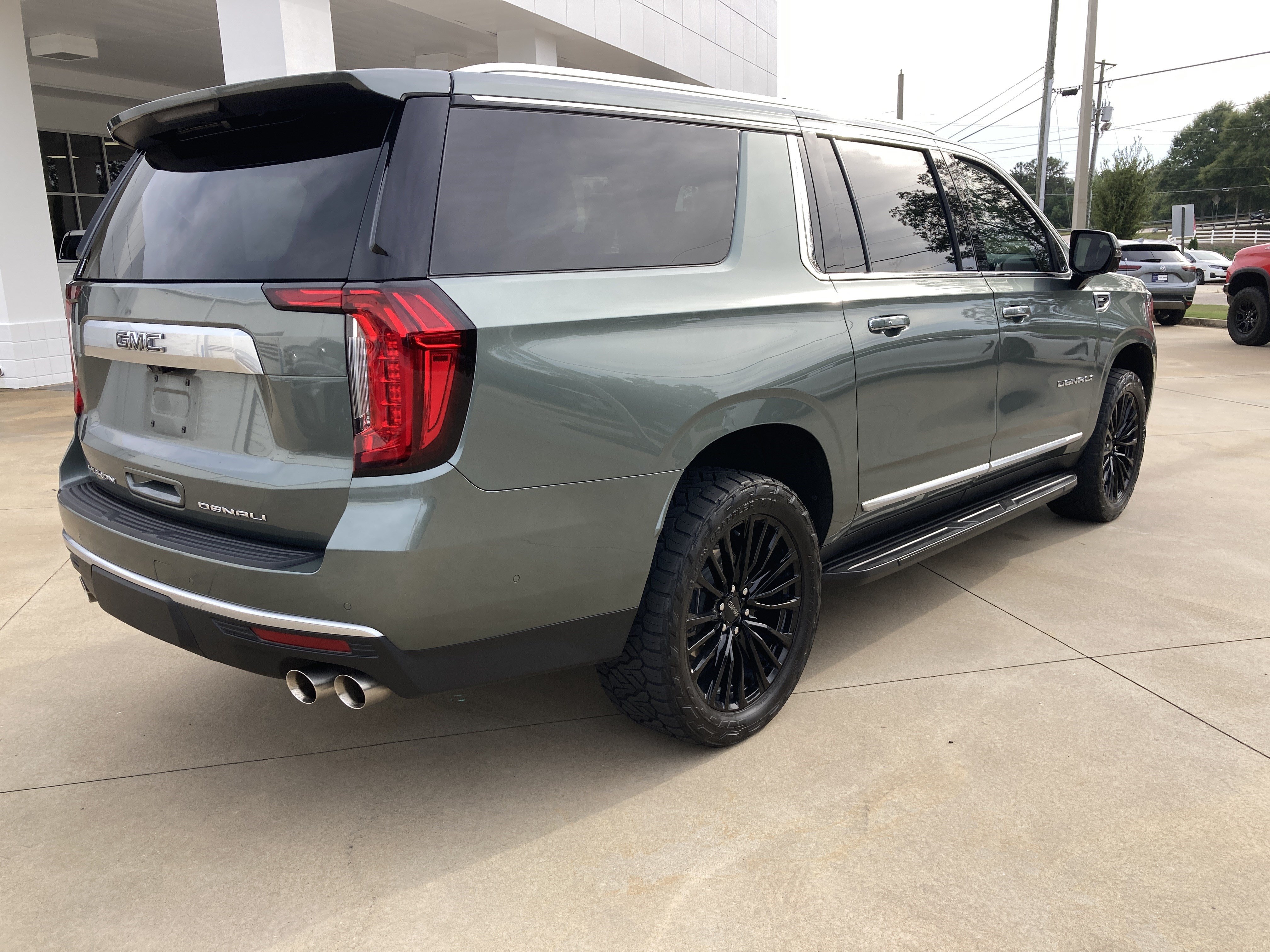 Used 2024 GMC Yukon XL Denali w/ Advanced Technology Package AWD/4WD image 2