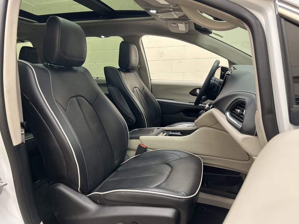 Used 2024 Chrysler Pacifica Limited w/ Uconnect Theater Family Group FWD image 12