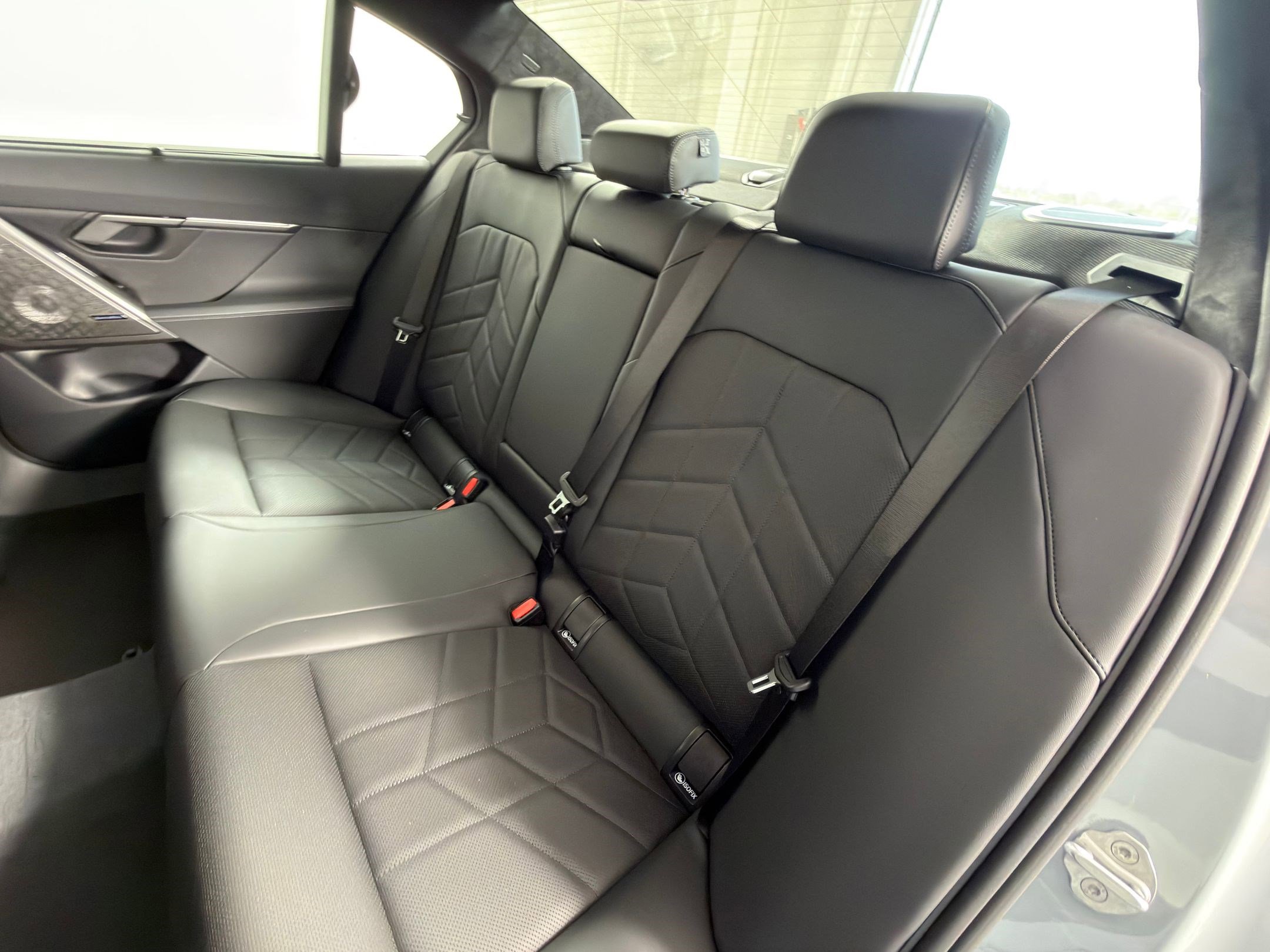 New 2026 BMW 550e xDrive w/ Executive Package image 28