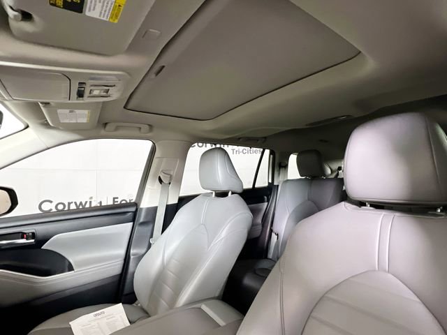 Used 2021 Toyota Highlander XLE AWD/4WD image 30