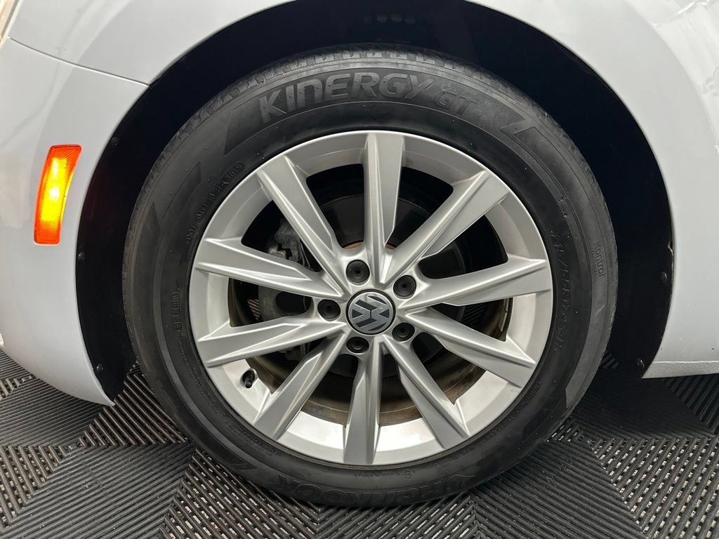 Used 2019 Volkswagen Beetle 2.0T SE FWD image 36