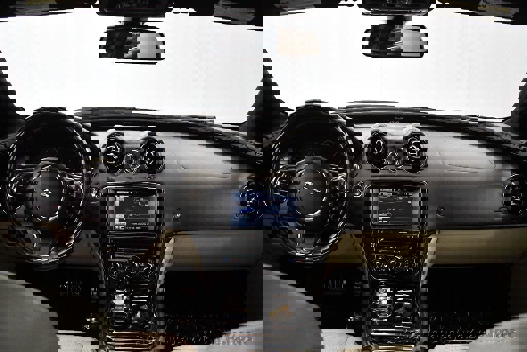 Used 2015 Jaguar XJ image 31