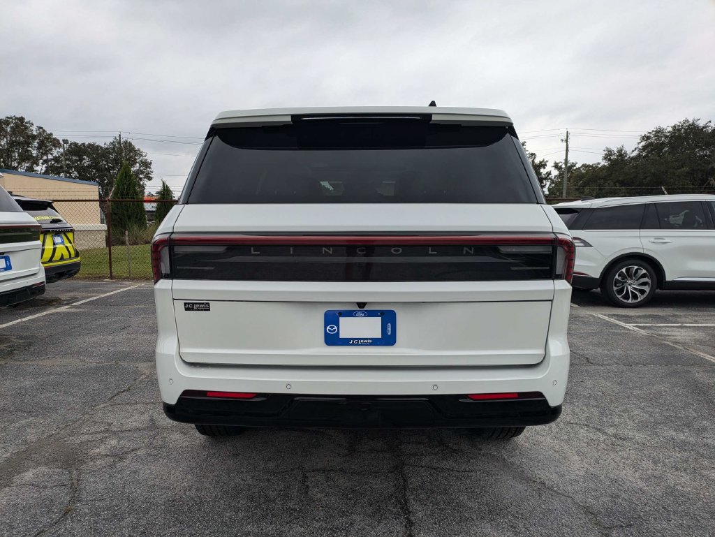 Certified 2026 Lincoln Navigator Reserve AWD/4WD image 5