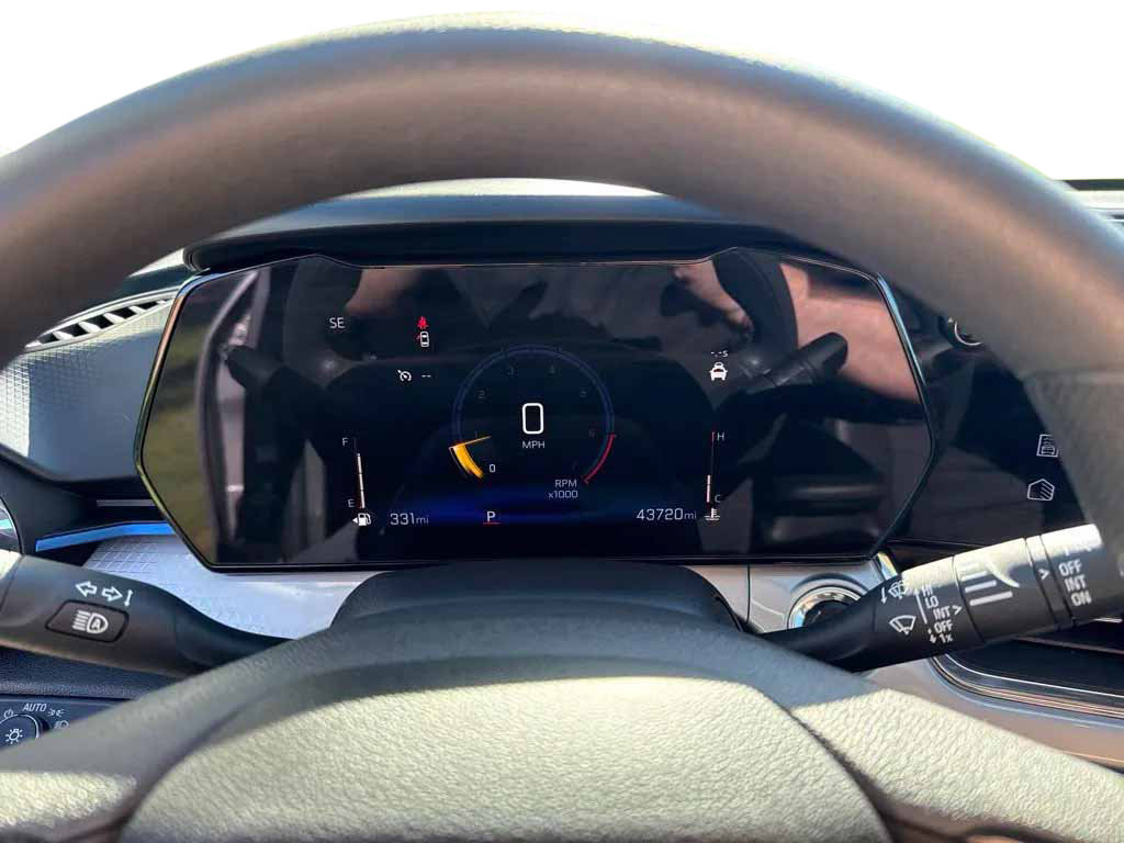 Used 2025 Chevrolet Trax LT FWD image 16