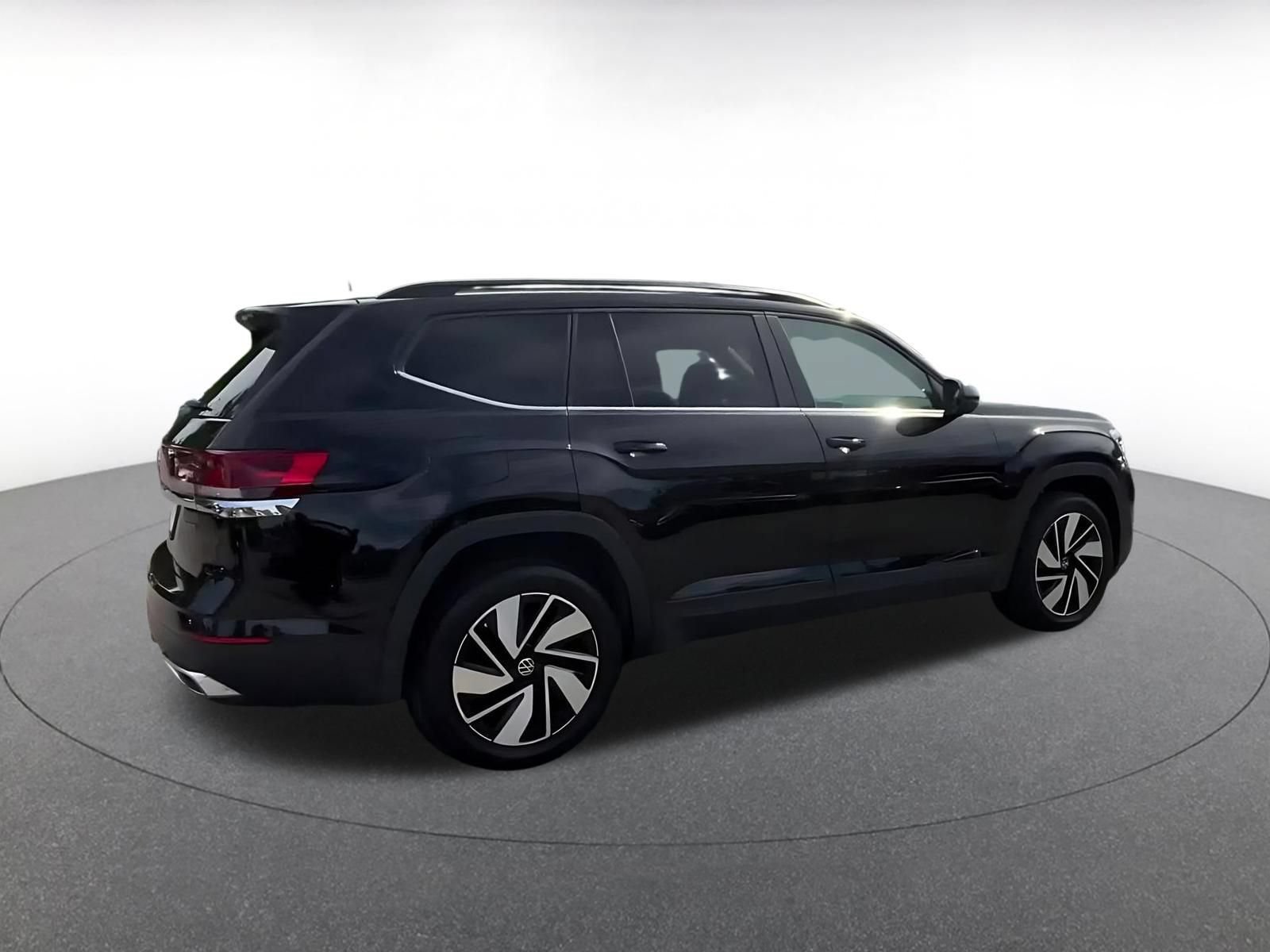 Used 2025 Volkswagen Atlas SE AWD/4WD image 14
