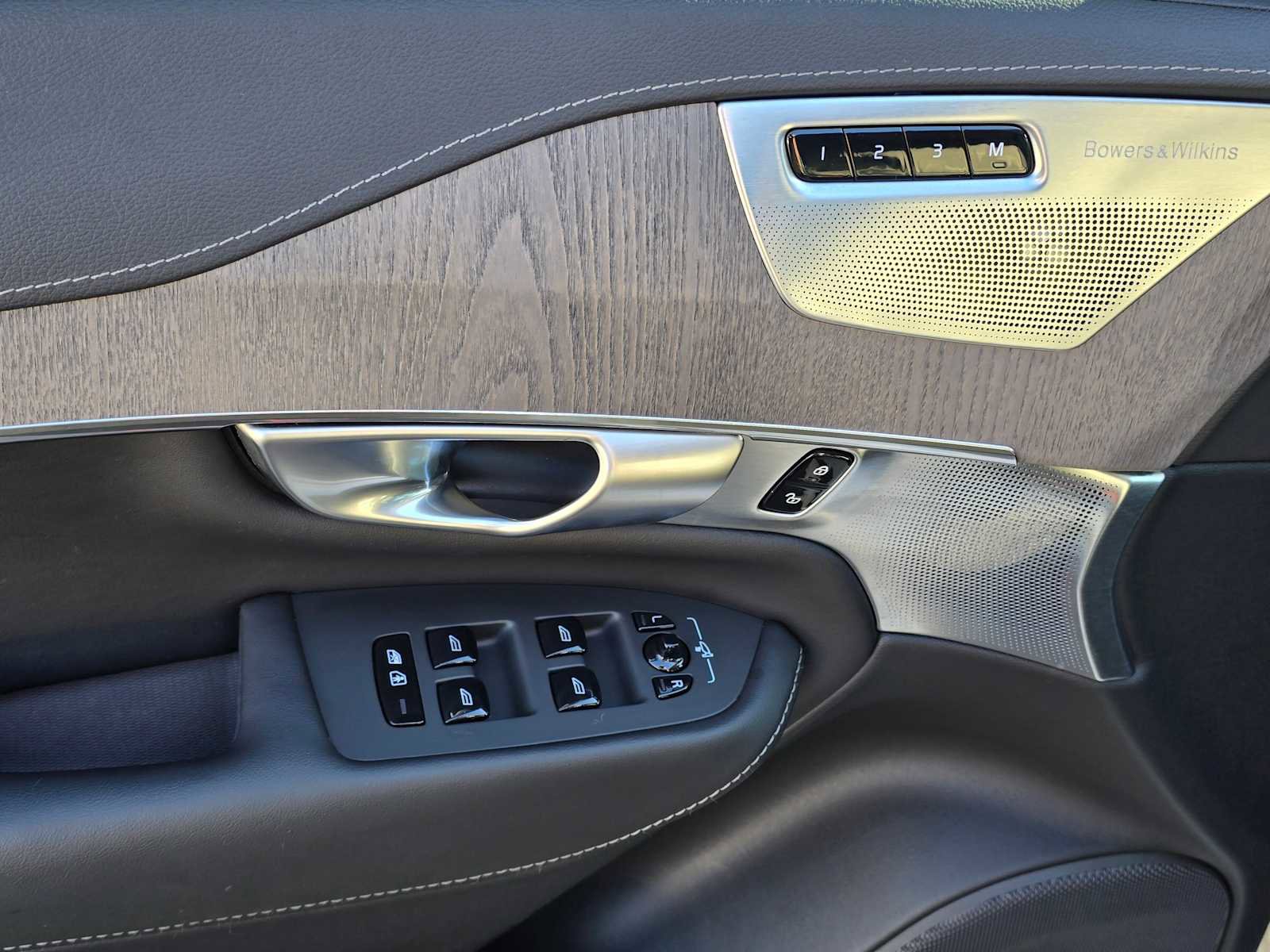 Certified 2024 Volvo XC90 T8 Ultimate w/ Lounge Package image 25