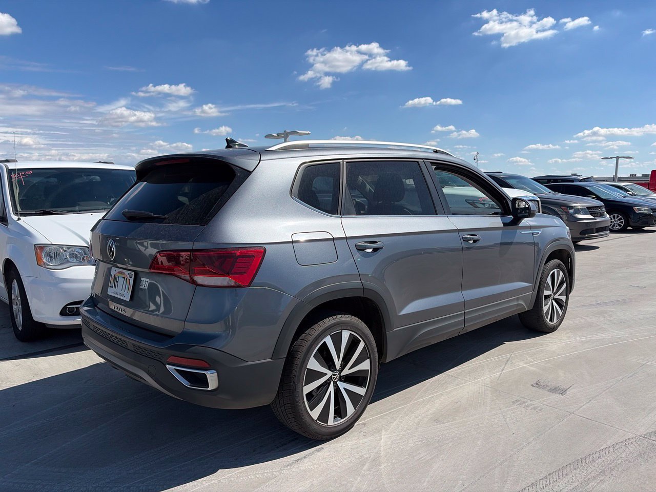 Used 2024 Volkswagen Taos SE FWD image 2