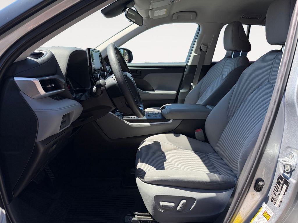 Used 2021 Toyota Highlander L AWD/4WD image 6
