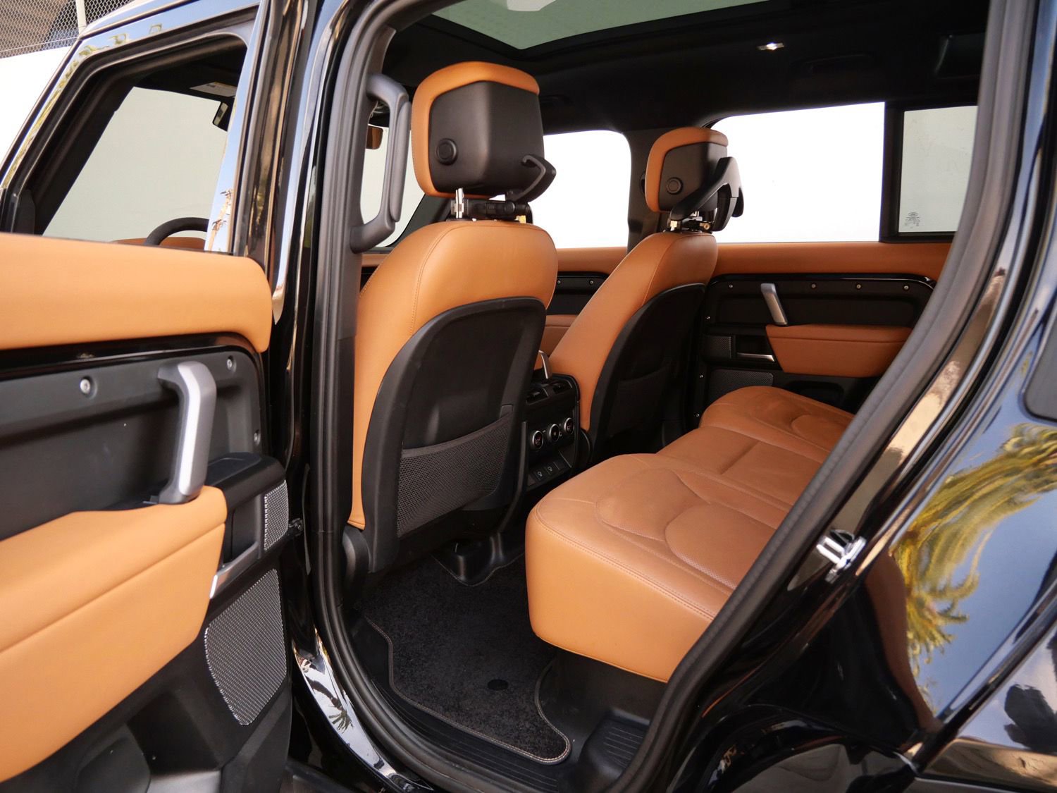 Used 2024 Land Rover Defender 110 V8 image 19