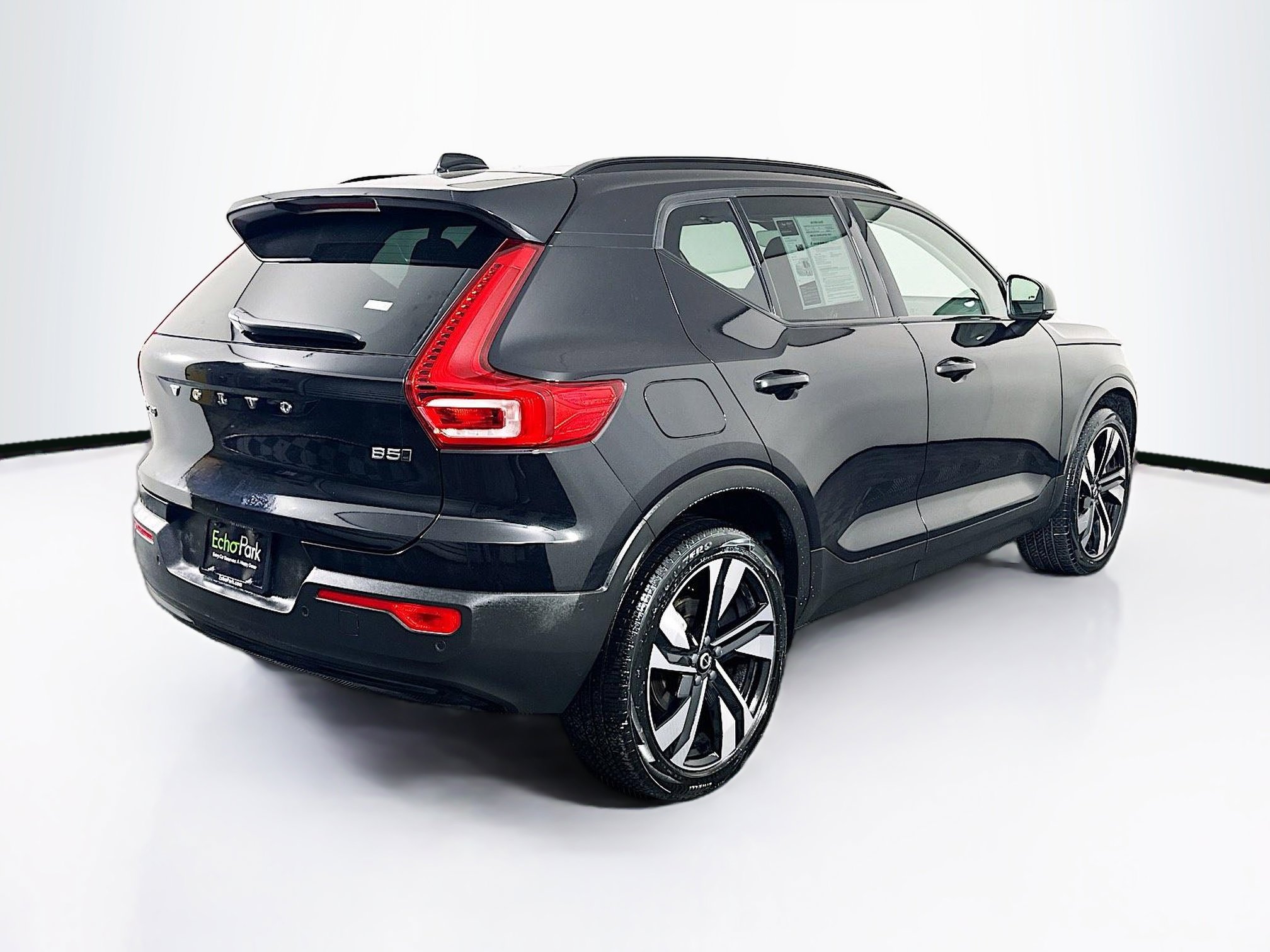 Used 2025 Volvo XC40 B5 Plus image 9