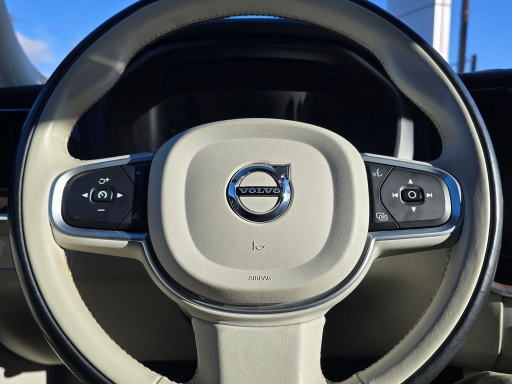 Used 2022 Volvo XC60 B5 Momentum image 25