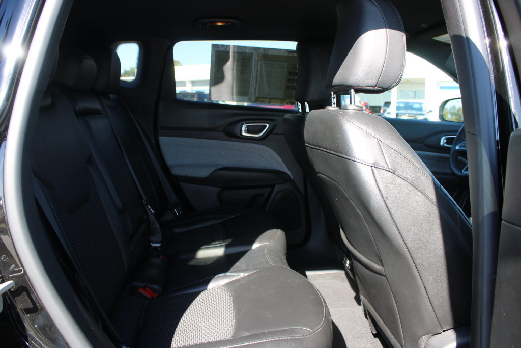 Used 2025 Jeep Compass Latitude AWD/4WD image 31